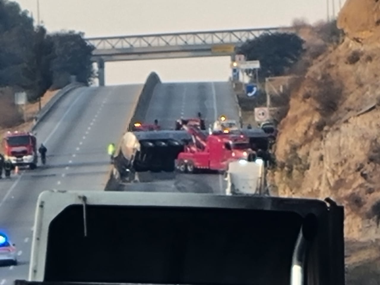 Suman casi 12 horas de cierre vial en el Arco Norte por volcadura de pipa