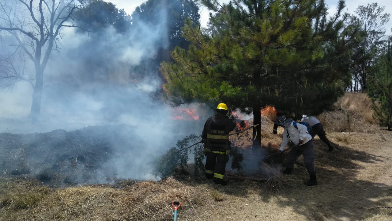 Incendio en pastizal del Cerro de Amalucan causa alarma entre ciudadanos