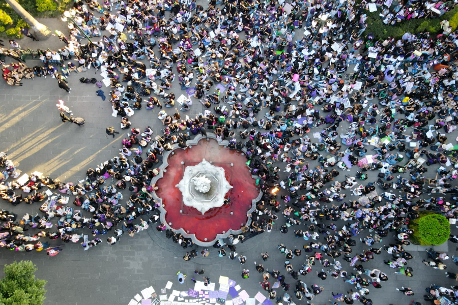 Cientos de mujeres participan en mega marcha por el 8M