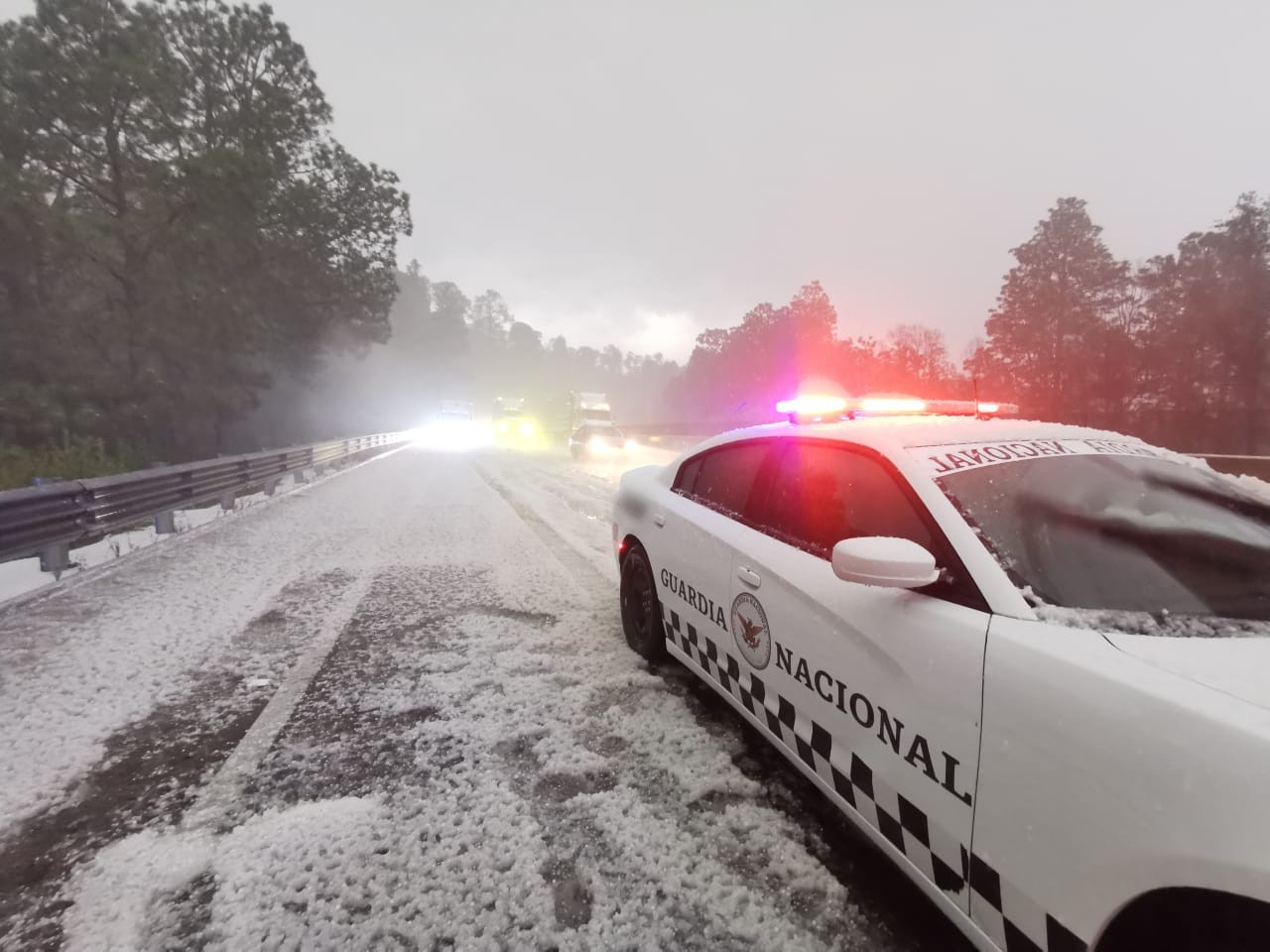 La Autopista México-Puebla tuvo que ser cerrada por  dos horas debido a la granizada del martes