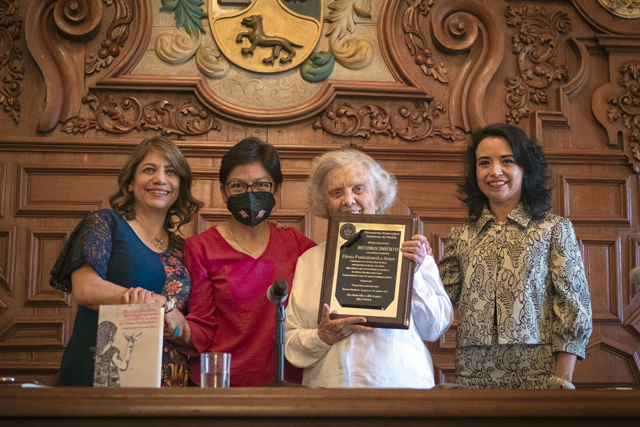 Elena Poniatowska asiste a la presentación del libro de Diana Hernández Escritora feminista, periodista nómade 