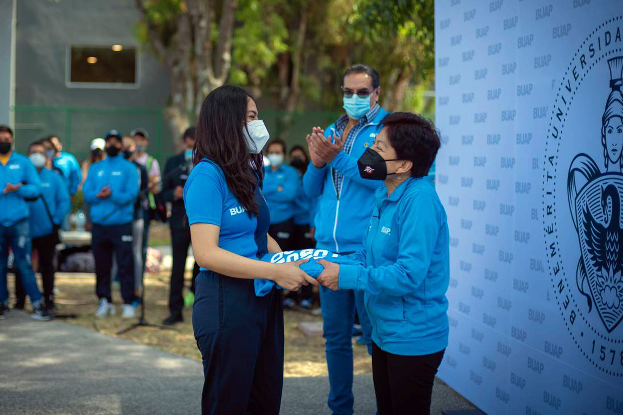 Entrega la Rectora Lilia Cedillo uniformes y bandera universitaria a la delegación deportista de la BUAP 
