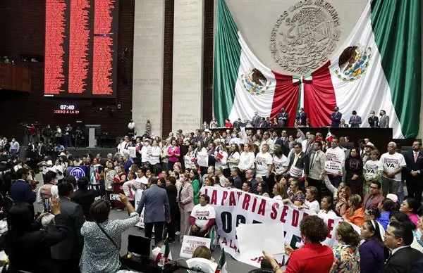 Diputados rechazan la polémica reforma eléctrica de AMLO 