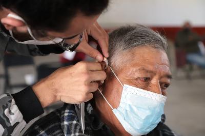En Zautla, SEDIF realiza “Jornada de Entrega de Aparatos Auditivos”