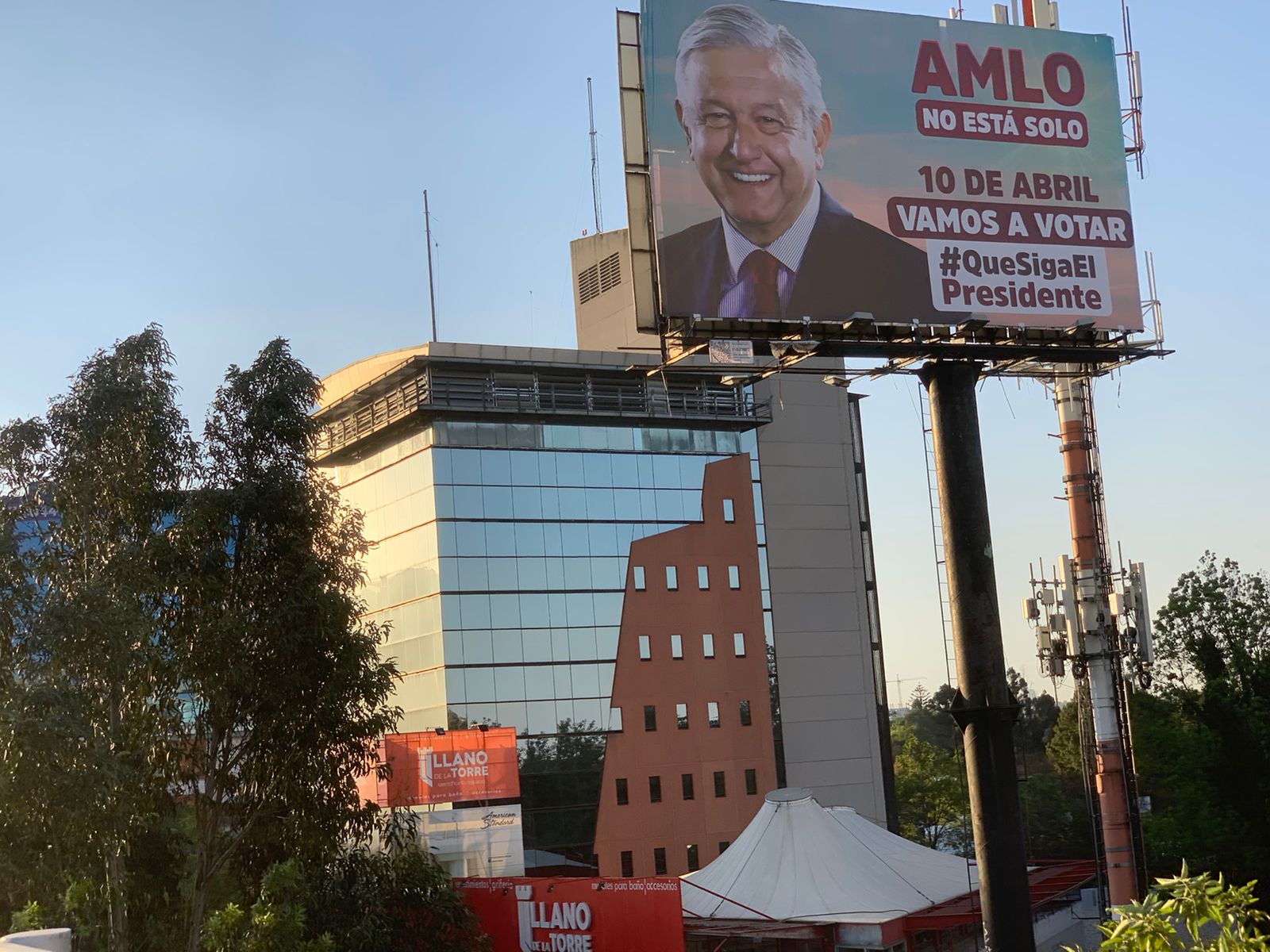 Espectaculares que están colocados en áreas verdes deben ser retirados: Barbosa Huerta
