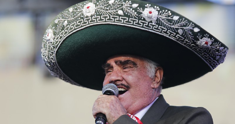 «No pudo venir»: el presentador del Grammy no sabía que Vicente Fernández ya está muerto