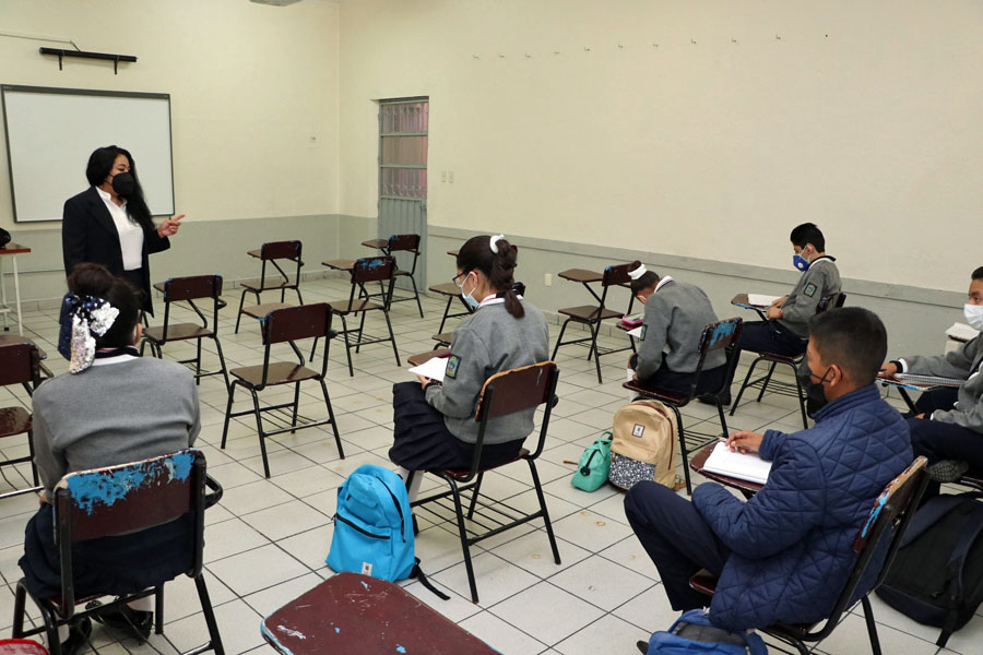 Si un maestro no quiere volver a clases presenciales que pida su jubilación, afirma el gobernador de Puebla