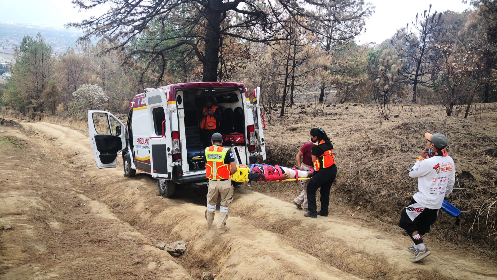 Protección Civil de San Pedro rescata a ciclista accidentado del cerro Zapotecas