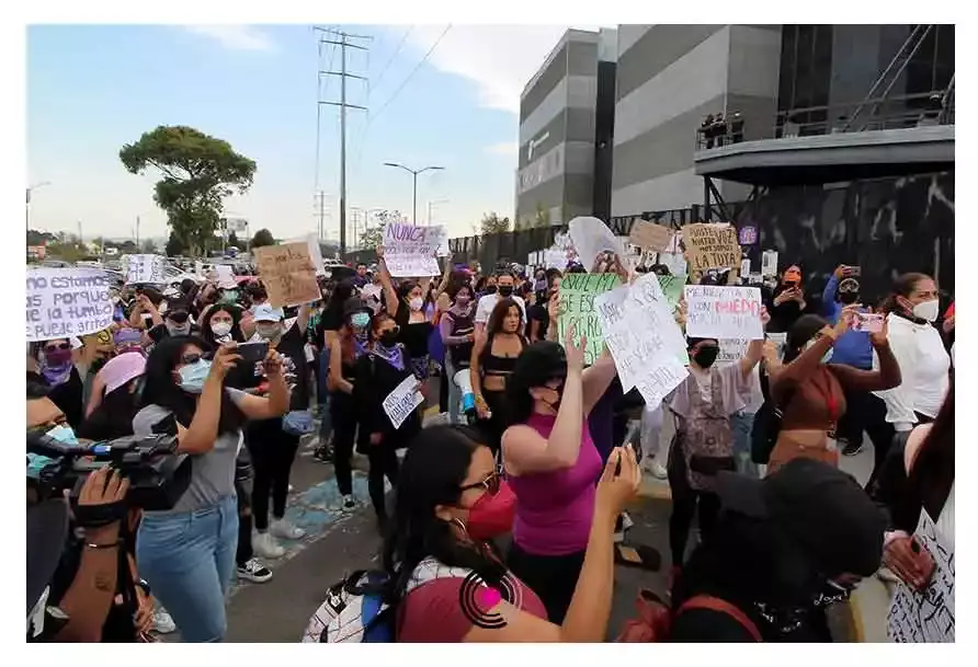 Medio centenar de feministas poblanas exigen justicia para Debanhi