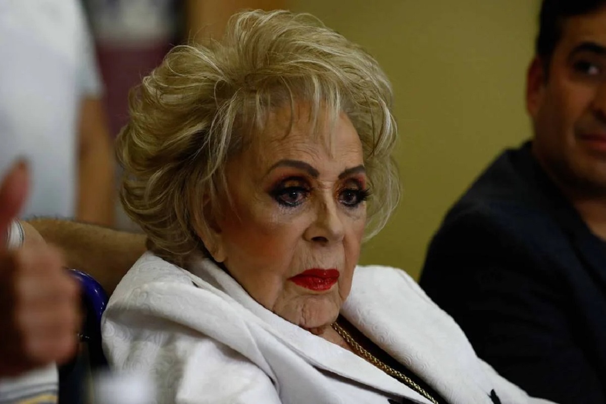 Visiblemente enferma, ¡Silvia Pinal casi se muere durante una entrevista en vivo! (video)