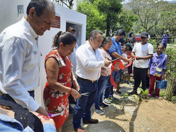 CEASPUE entrega sistemas de saneamiento en Tlapacoya