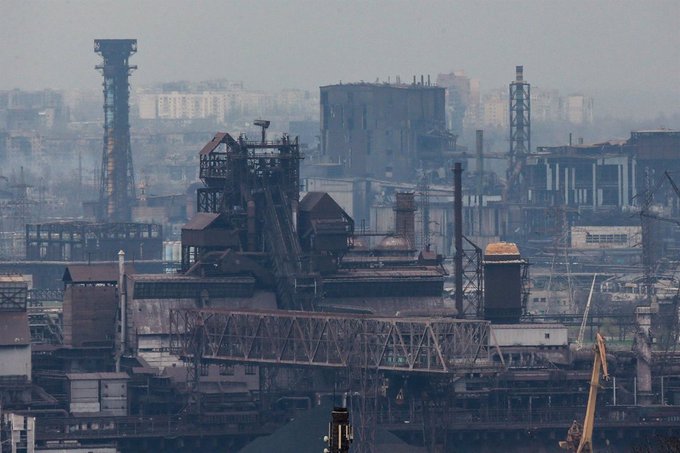Rusia anuncia tregua para que ucranianos salgan de la acería de Azovstal