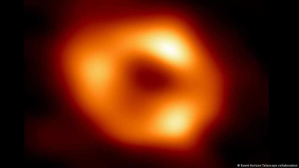 Por primera vez, los científicos logran fotografiar el agujero negro súper masivo en el centro de la Vía Láctea