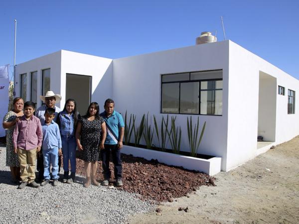 Familia afectada por socavón recibe casa