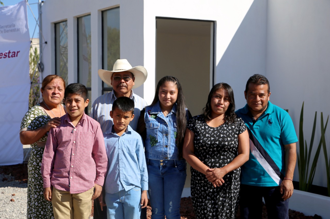 La familia Sánchez Xalamihua estrena casa, luego de que el socavón les arrebató la anterior vivienda
