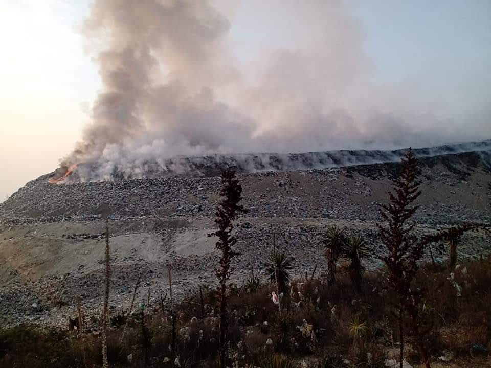 Incontrolable el incencio en un relleno sanitario de Tehuacán