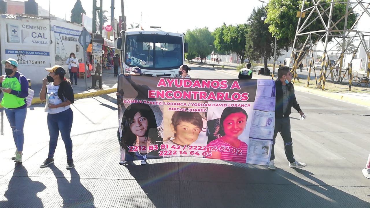 Cierran la 11 Sur en protesta por la desaparición de tres menores de edad