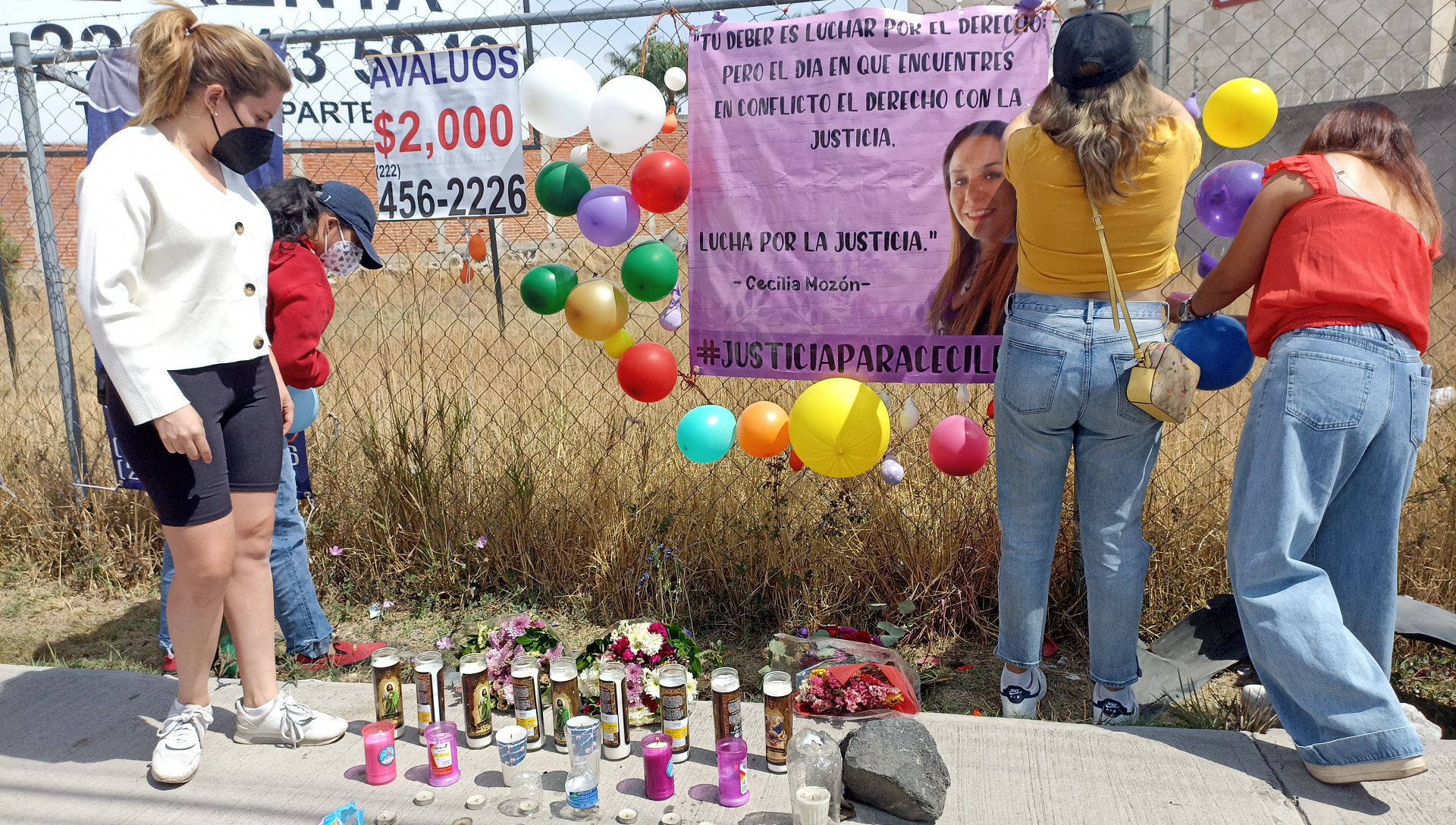 Colocan ofrenda en el sitio donde asesinaron a Cecilia Monzón