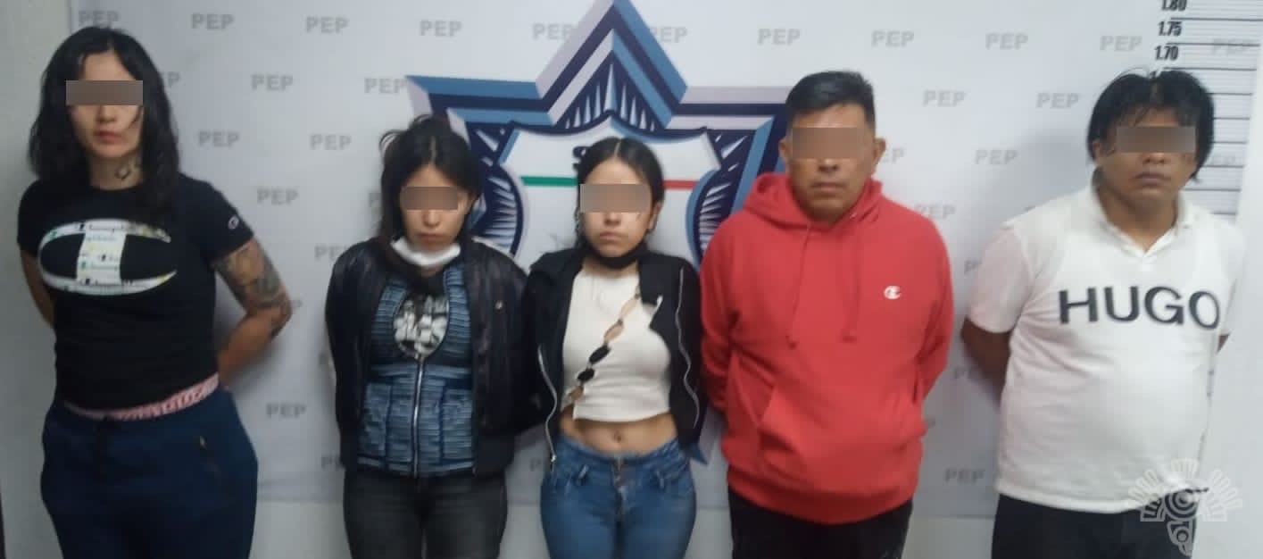 Detienen a cinco que robaban celulares en la Feria de Puebla