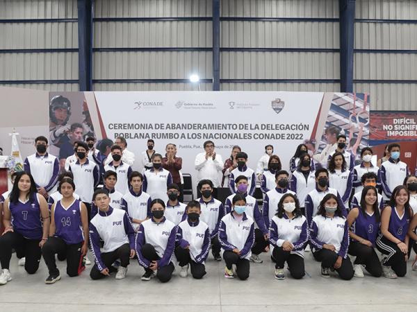 Barbosa abandera a los atletas que participarán en los juegos nacionales de la CONADE