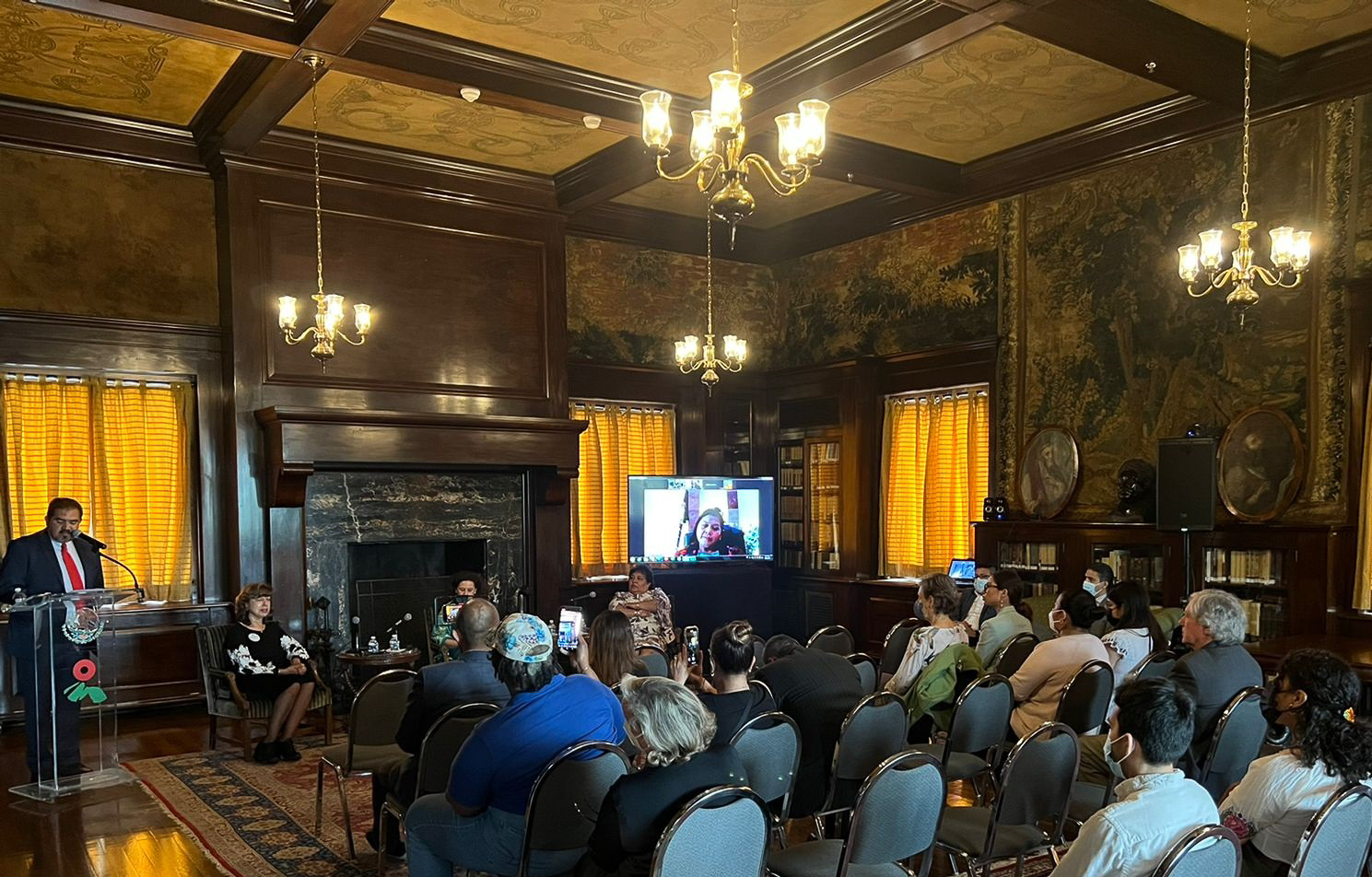 En la embajada de México en Estados Unidos, la Secretaría de Economía organizó un conversatorio con mujeres