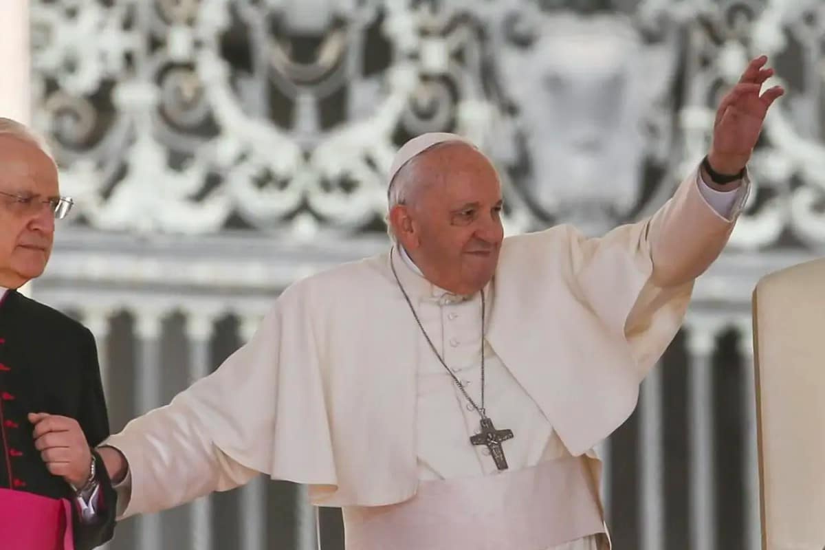 ¿Cuál es la enfermedad «de la monja» que afecta al papa en la rodilla?