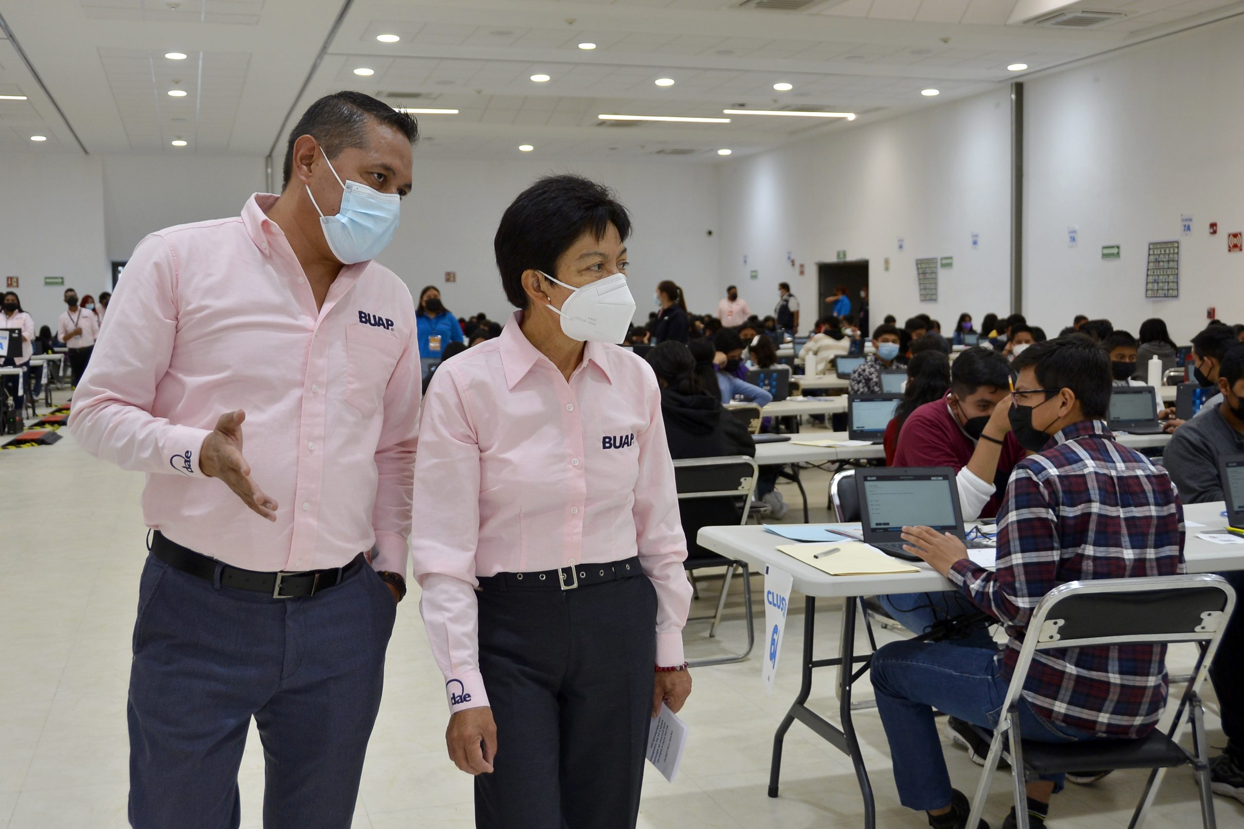 La rectora Lilia Cedillo supervisa la aplicación del Examen General de Admisión