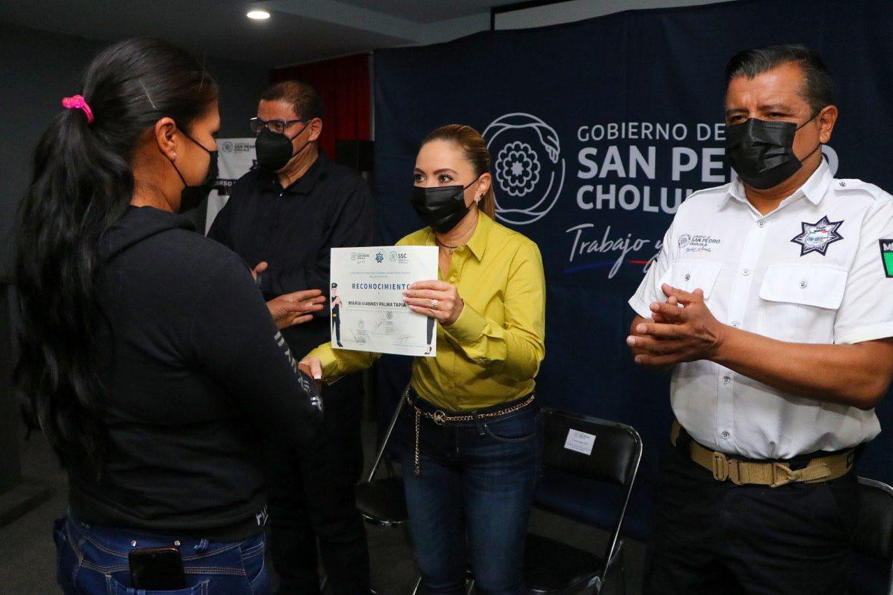 Paola Angon otorga reconocimientos a policías capacitados en lenguaje de señas&nbsp;