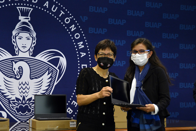 Lilia Cedillo entrega 50 computadoras a la Contraloría de la BUAP