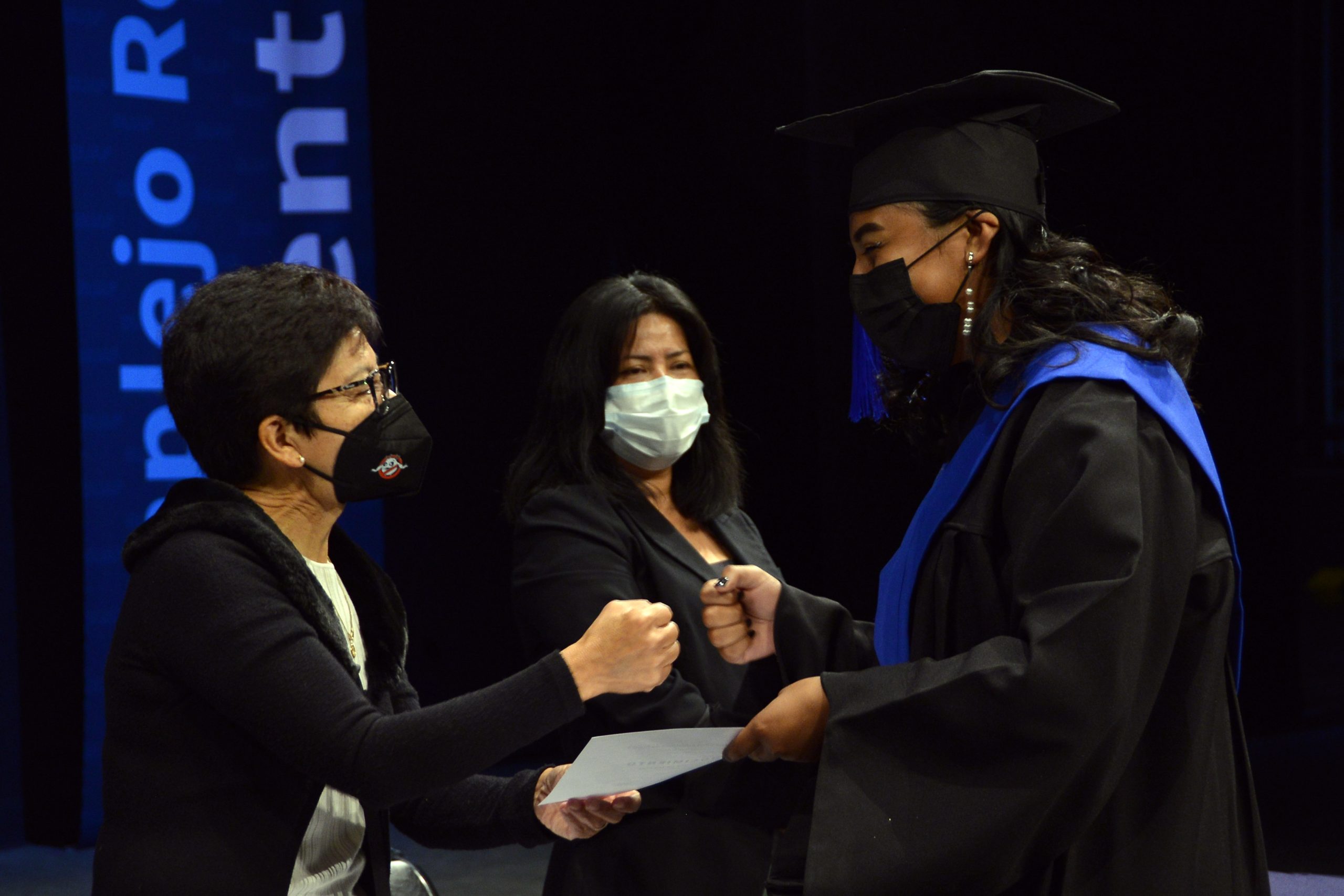 Lilia Cedillo encabeza la graduación de 540 estudiantes de las prepas BUAP