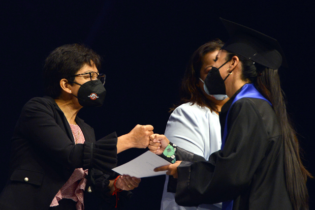 Amadrina Lilia Cedillo a los graduados de Ingeniería Química de la BUAP 