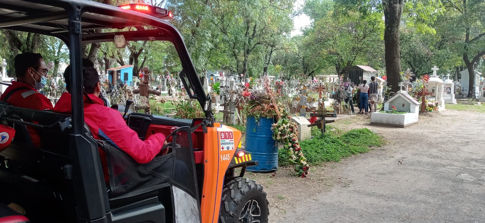 Miles visitan los panteones de Puebla para recordar a los padres en su día