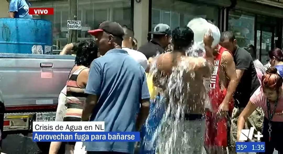 Habitantes de Nuevo León se bañan en una fuga de agua ante el desabasto del líquido (VIDEO)