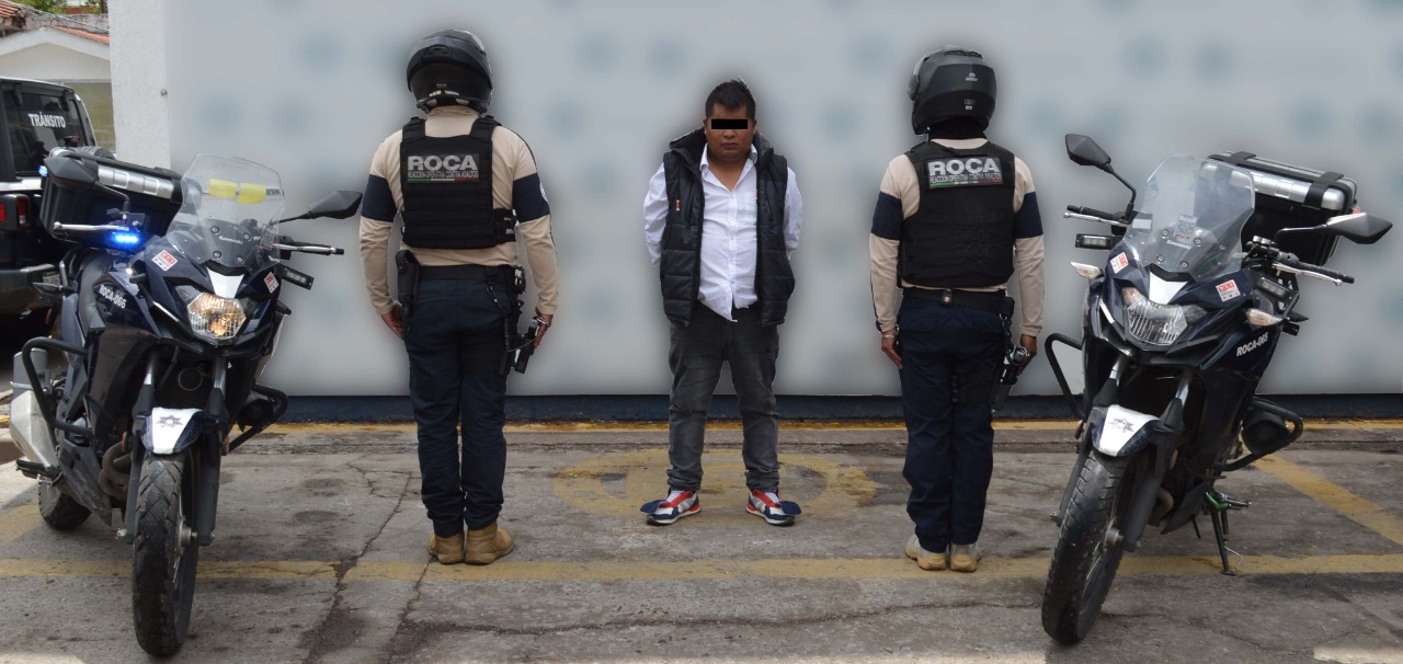 Policía capitalina detiene a dos hombres por robo a un cuentahabiente