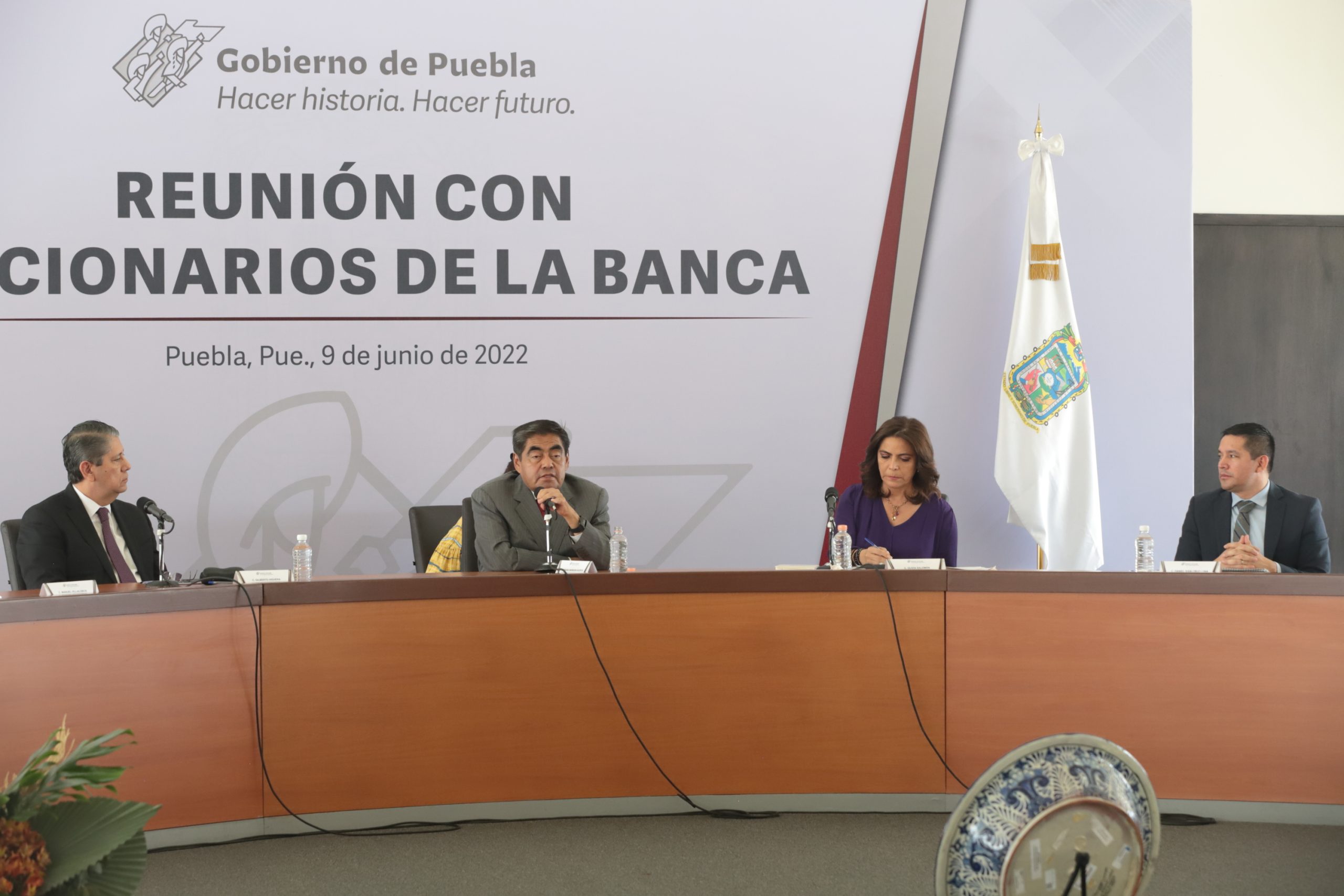 Barbosa y representantes de la banca se reúnen para diseñar estrategias contra robos