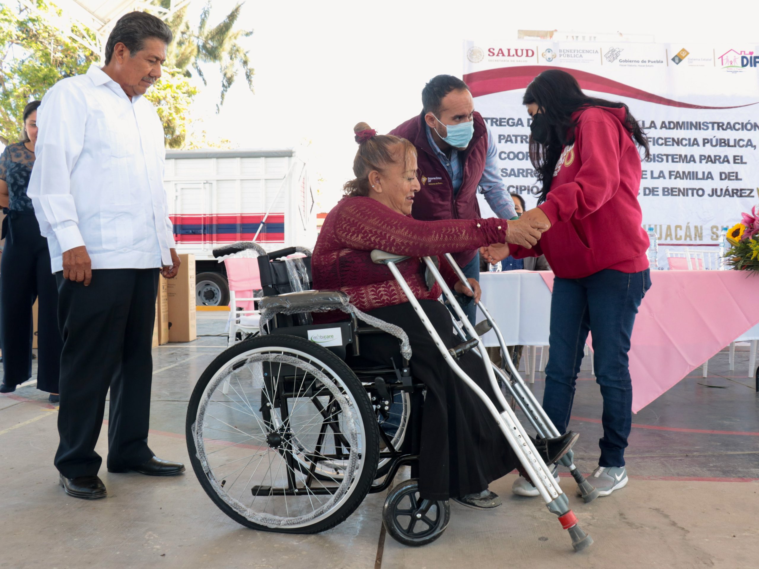 Entregan aparatos de movilidad en Zacatlán y Huauchinango