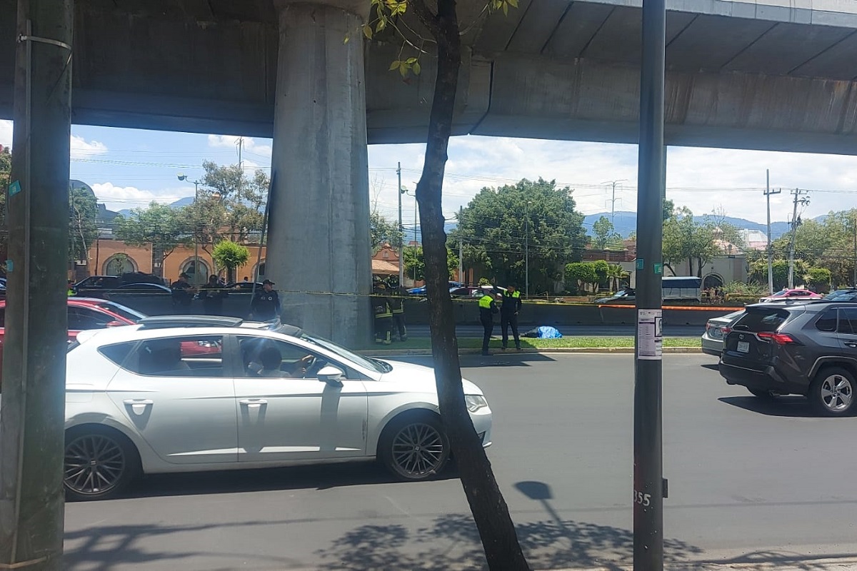 Hombre muere tras arrojarse de un puente en la Ciudad de México