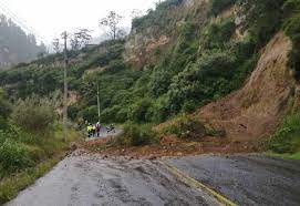 Lluvias dejan un deslizamiento de tierra en la carretera Tlatlauquitepec-Mazatepec