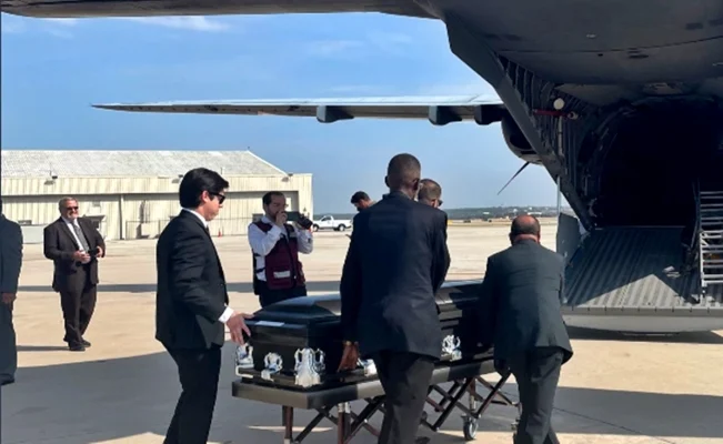 SRE inicia repatriación de migrantes mexicanos fallecidos dentro de tráiler en Texas 