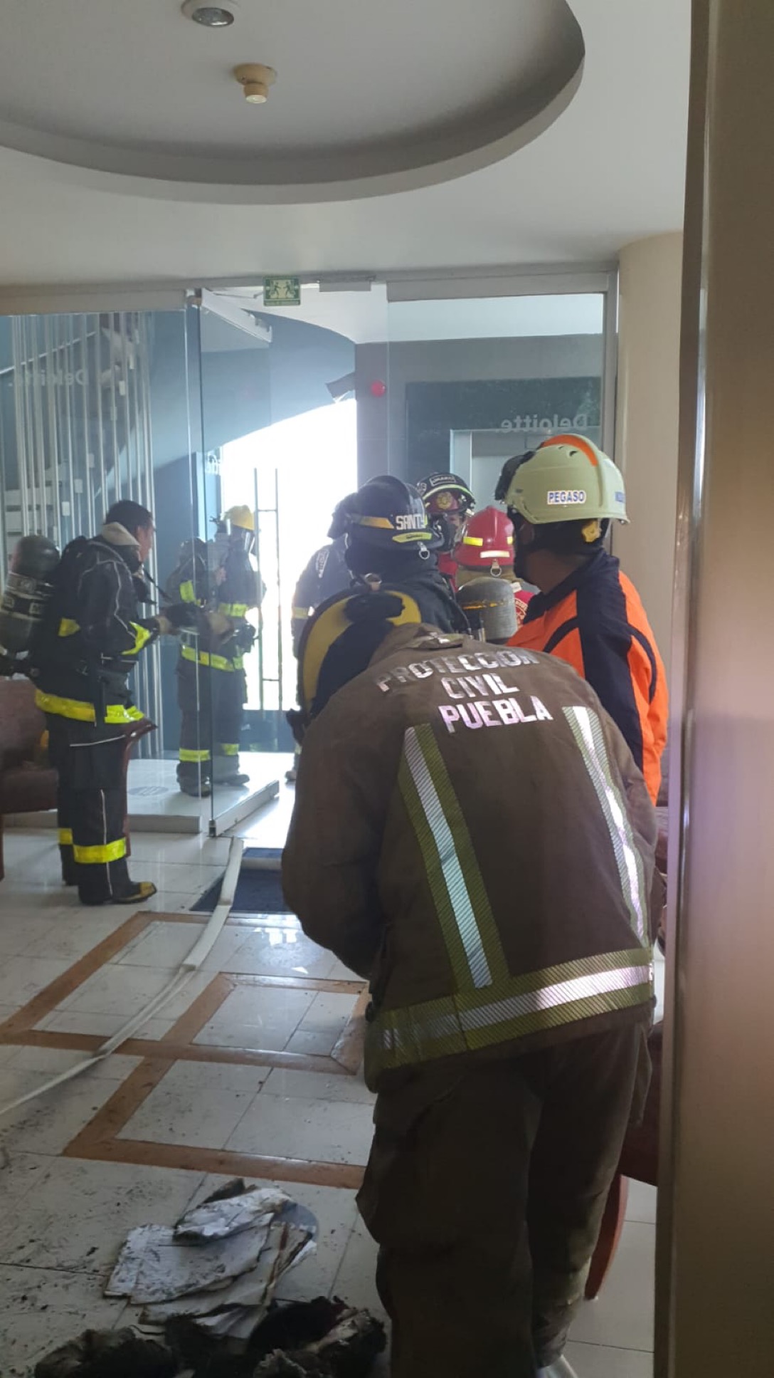 El  incendio en la Torre Titanium de la Vía Atlixcáyotl fue por un corto circuito
