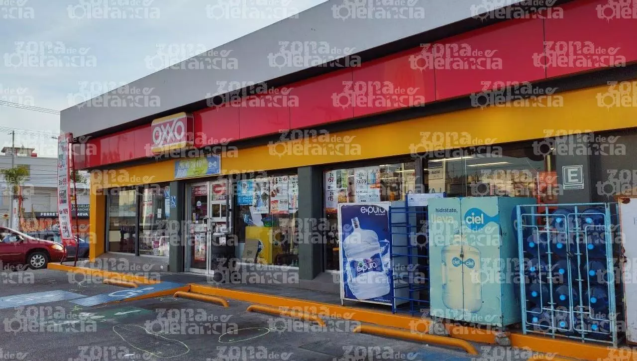 A disparos, ejecutan hombre afuera de Oxxo en Lomas de San Miguel 