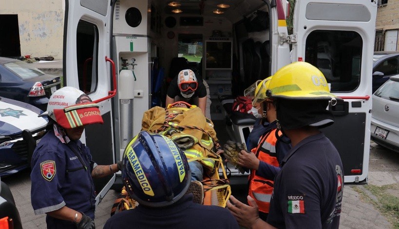 PC Cholula Rescata A Joven Intoxicado Cuando Limpiaba Una Cisterna En Momoxpan