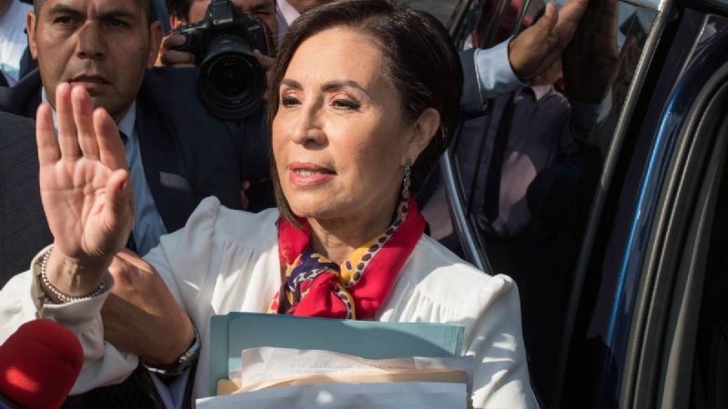 Rosario Robles acudió a la FGR a firmar y entregar su pasaporte 