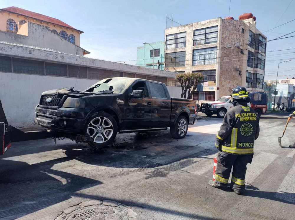 Se incendia camioneta de regidor capitalino en inmediaciones de El Carmen en Puebla capital 