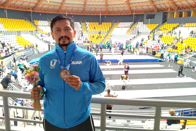 Entrenador de la BUAP gana medalla de plata en el Campeonato Panamericano de Esgrima Infantil y Veteranos 