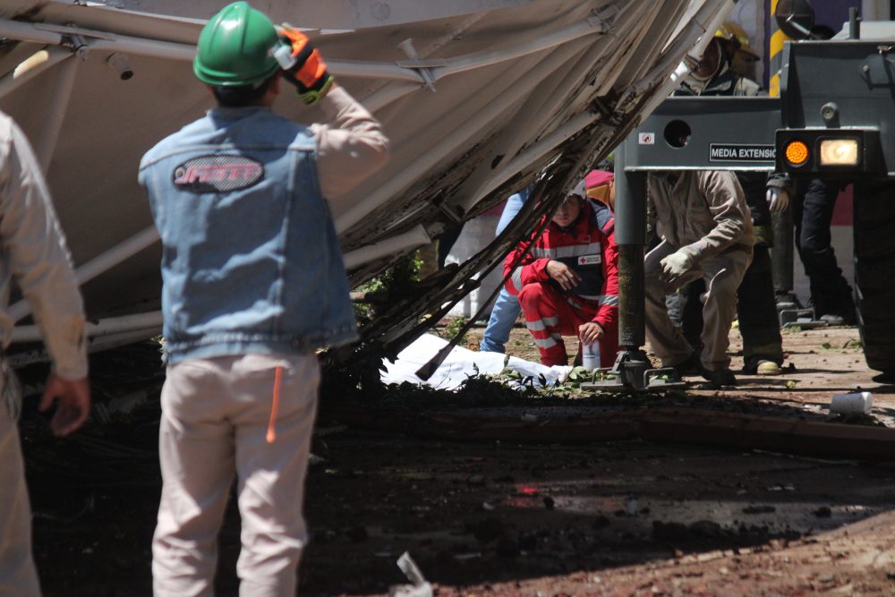 Se desploma tanque de agua en San Martín Texmelucan y mata a dos personas