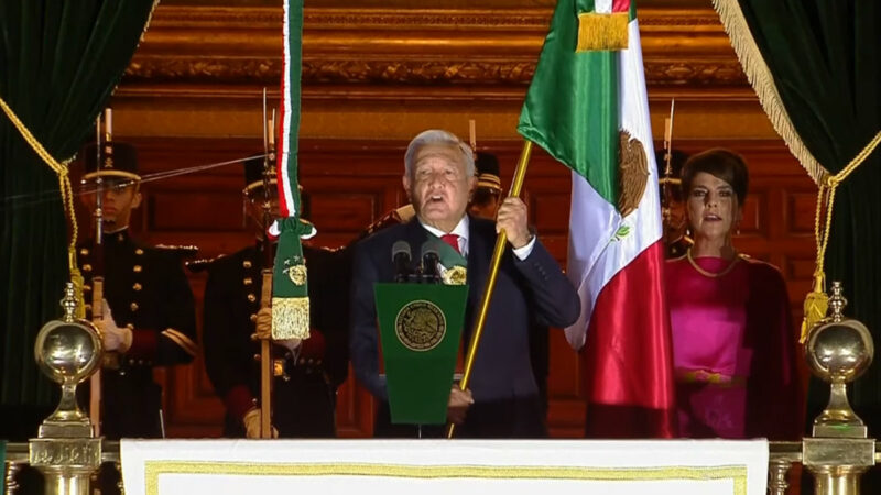 ¡Muera la corrupción!: AMLO da Grito de Independencia 