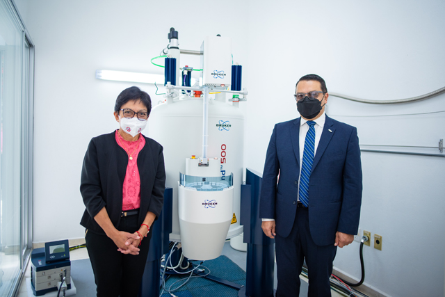 Entrega la Rectora Lilia Cedillo Ramírez equipo para Laboratorio de Resonancia Magnética Nuclear 