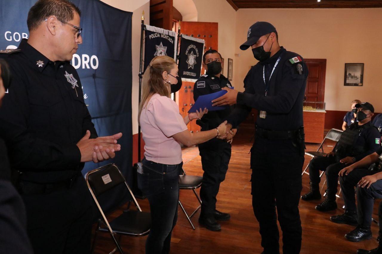 Paola Angon encabeza entrega de estímulos económicos a policías de la SSC