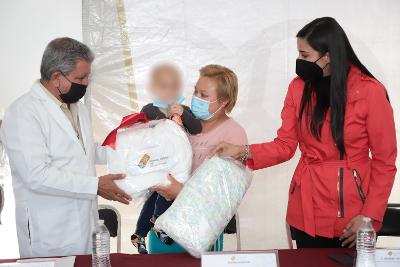 Entrega SEDIF apoyos a familiares de pacientes del Hospital para el Niño Poblano